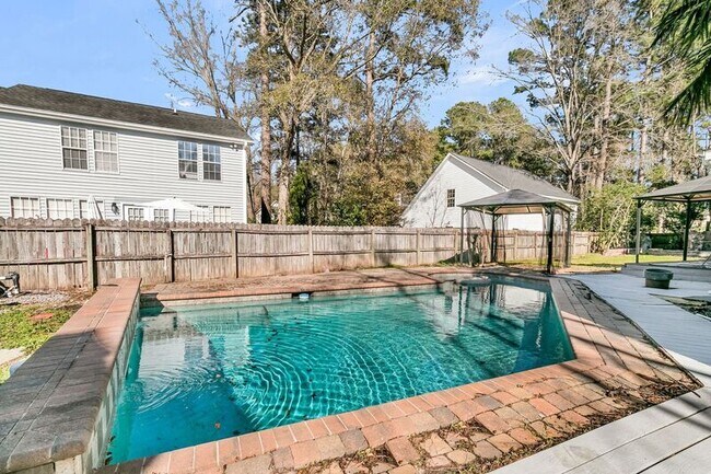 Building Photo - 121 Sully St