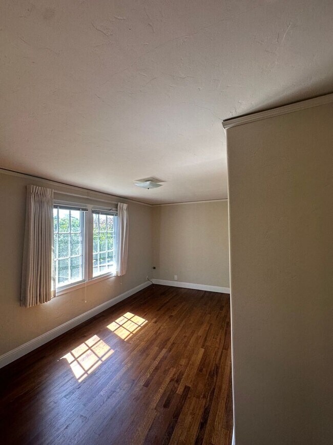 Building Photo - 49-1405