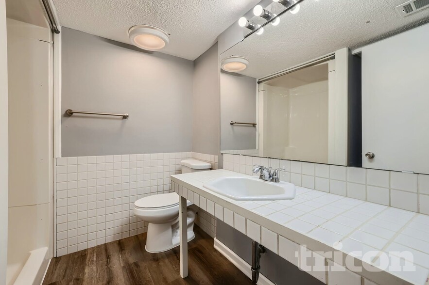 Building Photo - 820 Shenandoah Ln N