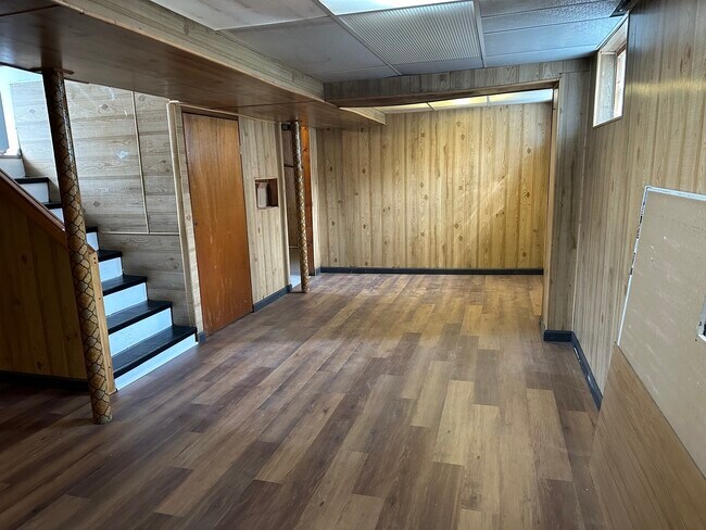 Building Photo - 8021 S Coles Ave