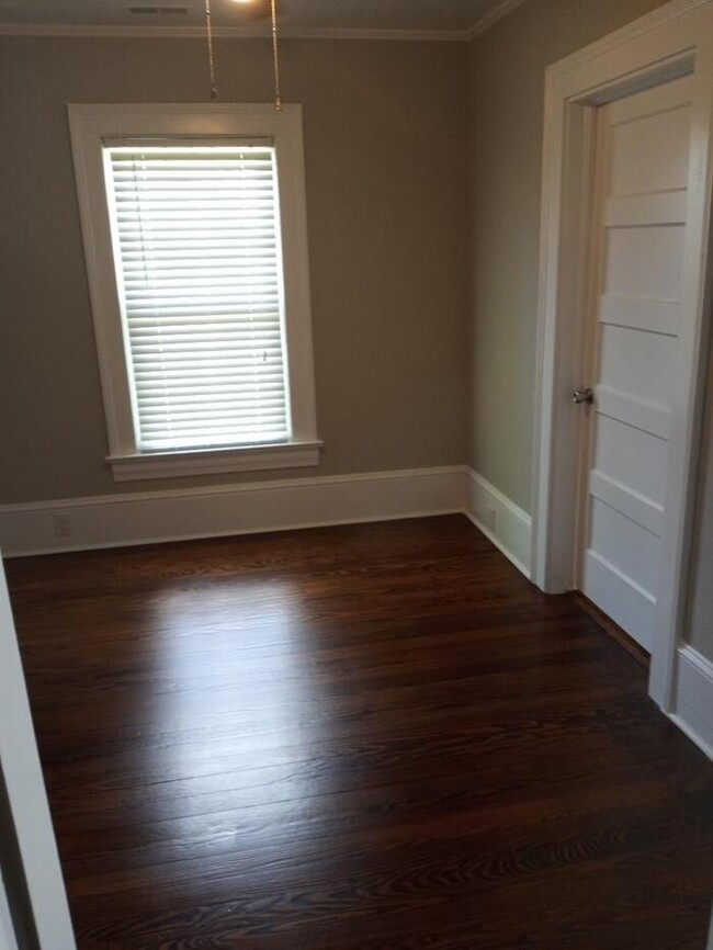 Building Photo - 3 bedrooms 2 Bathrooms