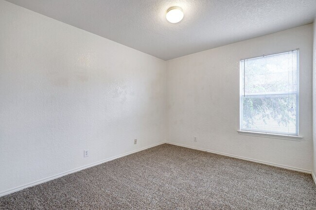 Building Photo - Renovated Two-Story in Bridgewood with Com...