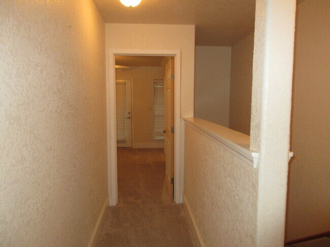 Building Photo - Great Townhome near Downtown