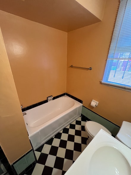 Building Photo - 141 1/2 Sweetzer Ave