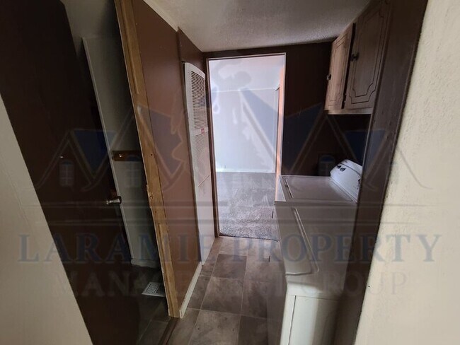 Building Photo - 105 E Jackalope Ct