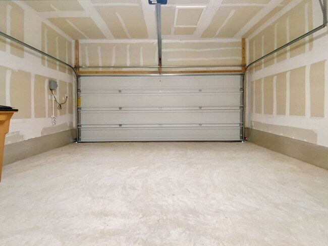Building Photo - Beautiful and Spacious 4/BR 3.5/BA Modern ...