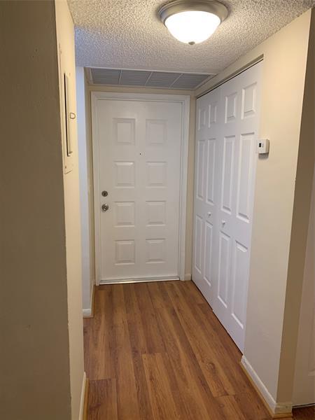 Building Photo - 10038 Twin Lakes Dr