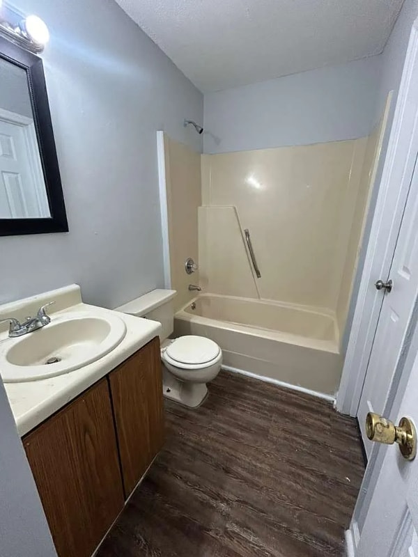 Building Photo - 306 Cedar St