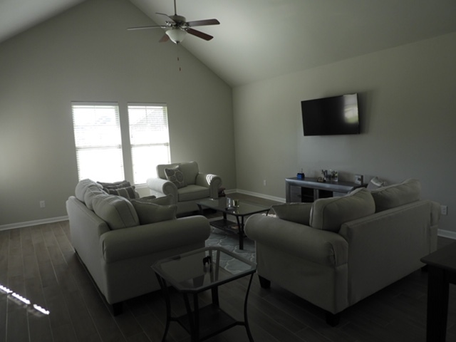 Living area - 1433 Meridian Dr