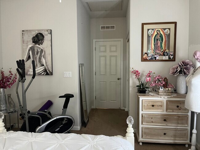 Building Photo - 1432 S Hart Dr