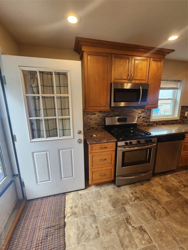 Building Photo - 632 Piermont Ave