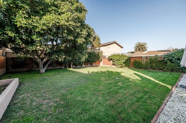 Building Photo - 2403 Alvord Ln