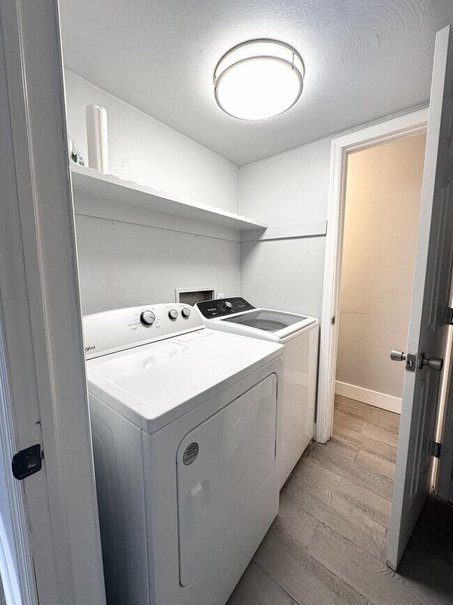 Building Photo - Beautifully Fully Updated 3-Bedroom End Unit Townhome