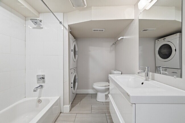 Building Photo - $2,495.95 - 2 Bed, 2 Bath Townhome In Denver with Central AC and In Unit Laundry!