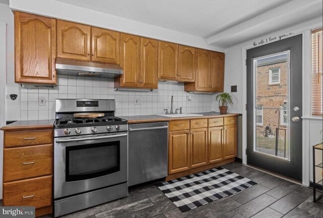 Building Photo - 809 Millwood Rd