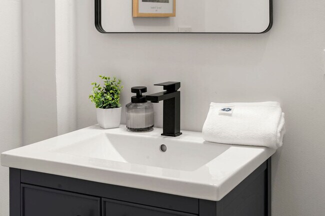 Building Photo - 1941 W Augusta Blvd