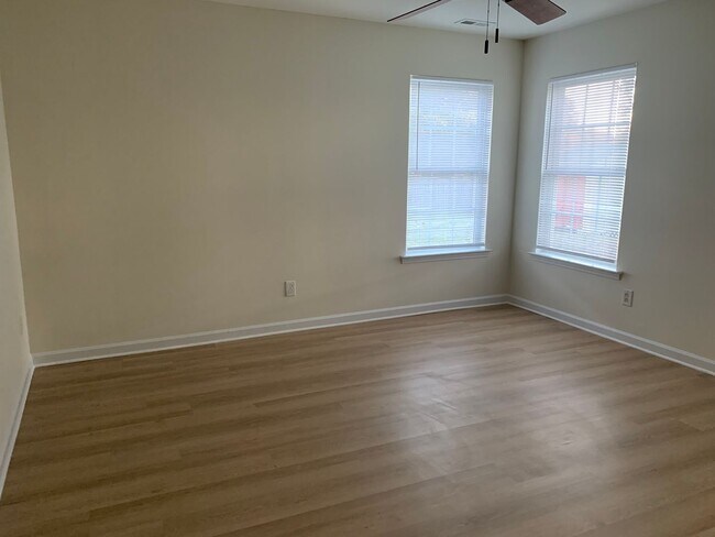 Building Photo - All new laminate flooring~3 bedroom 2 baths ~ small pet with fee ~Home Owner's Assocaite rules & ...