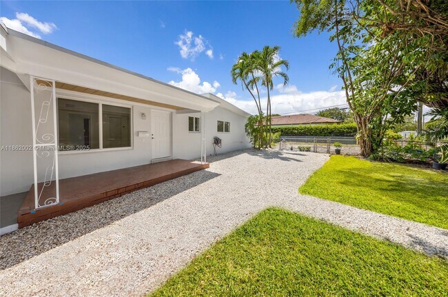 Building Photo - 1096 Raven Ave
