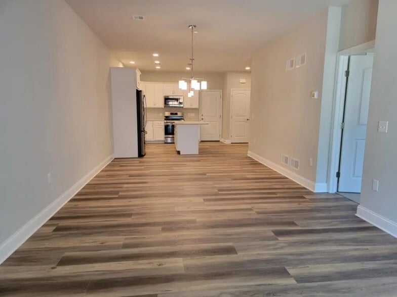 Building Photo - 605 White Chapel Rd