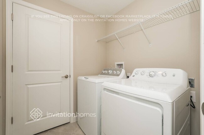 Building Photo - 2889 Coach Manors Way