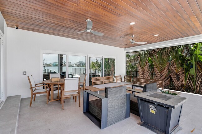 Building Photo - 905 Bay Point Dr