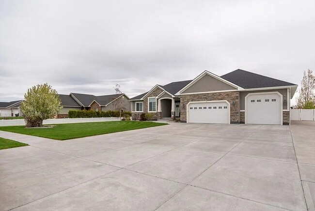 Building Photo - Beautiful Custom Home