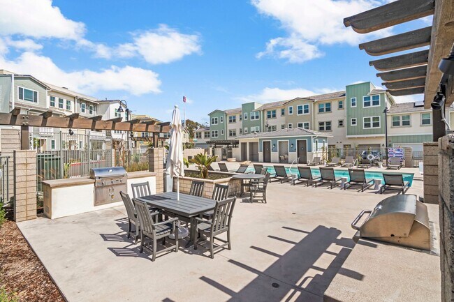 Building Photo - Stunning Fully Furnished Tri-Level Townhome 4BD/4BATHS! Central AC/Heat with Solar! 2 Car attache...