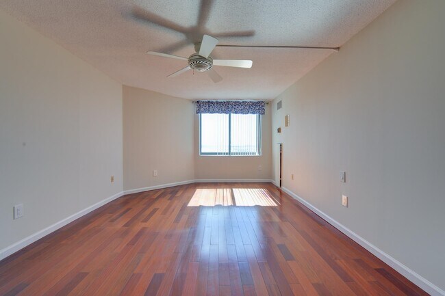 Building Photo - 1332 Harmon Cove Tower