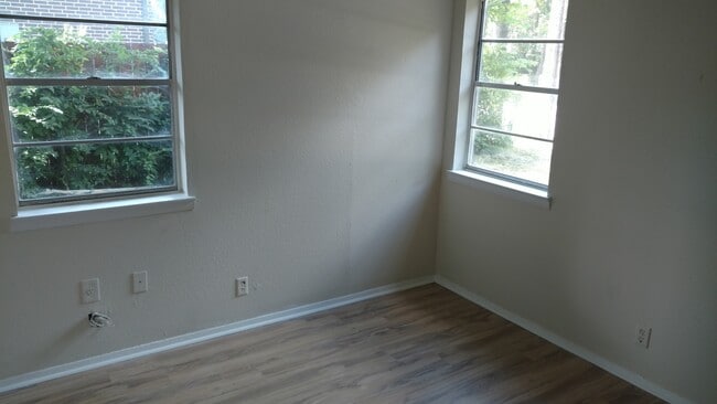 Building Photo - 3 bed 1 bath house. Available now.