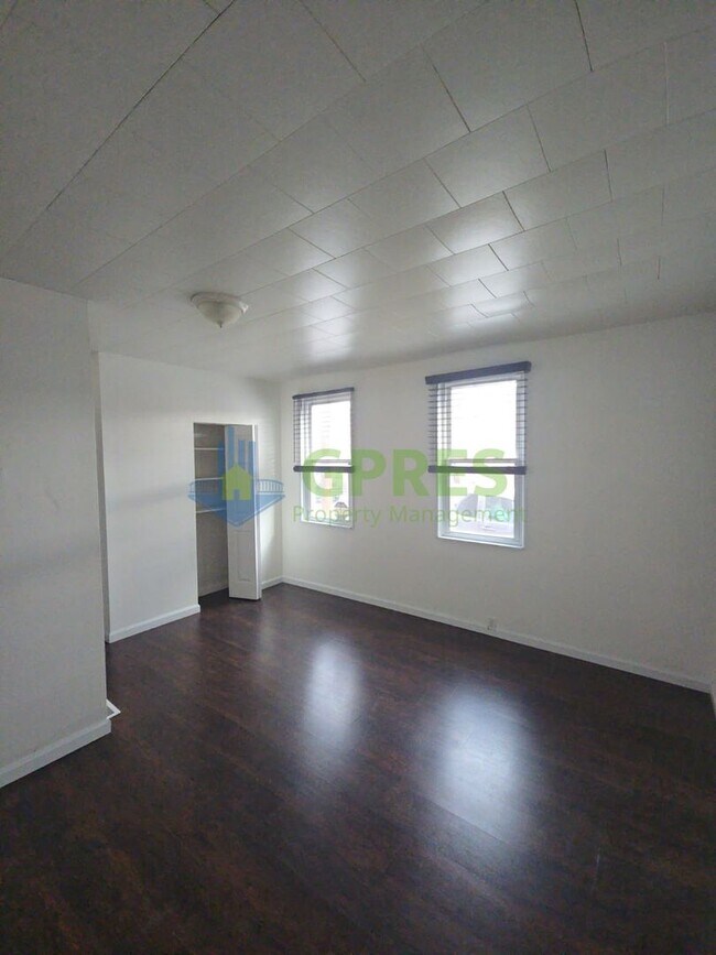 Building Photo - 119 E Sherman St