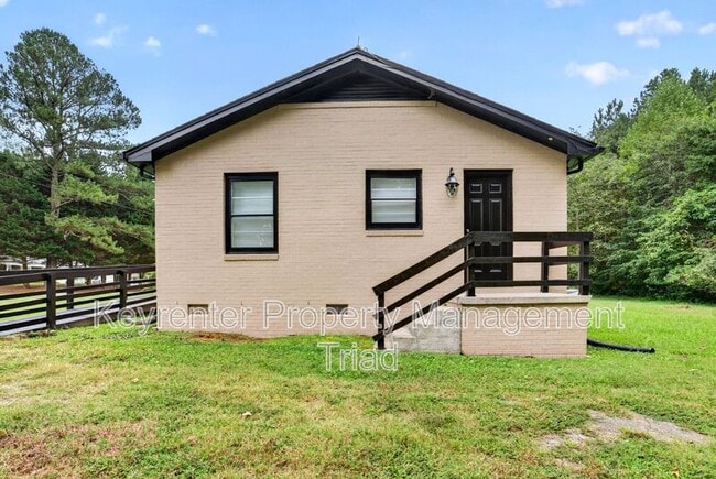Building Photo - 300 Martingale Dr