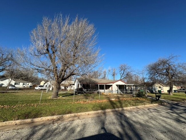 Primary Photo - 3 bed 2 bath 1 car carport, new paint, woo...