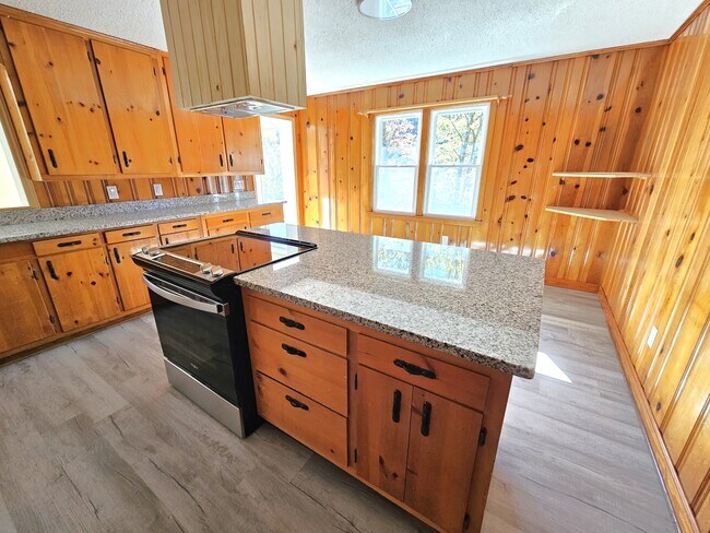 Building Photo - 609 Memorial Dr Ext