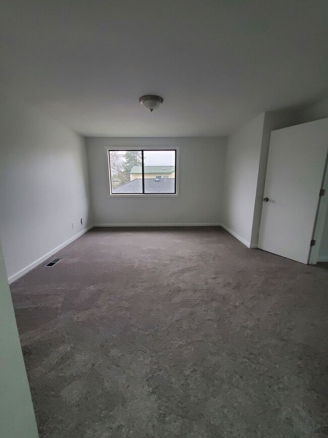 Building Photo - 3 bedroom - recently renovated home