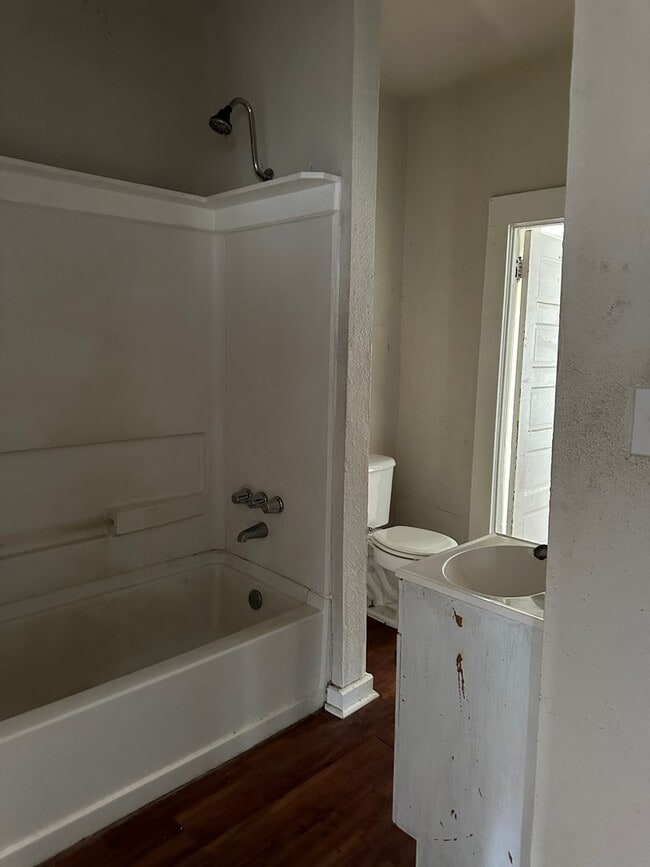 Building Photo - $1000 move-in special