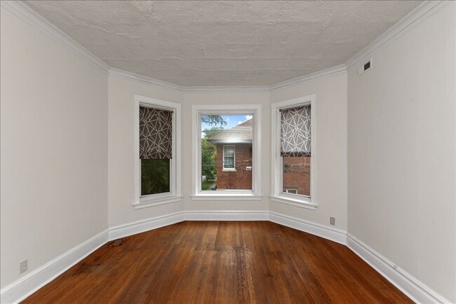 Building Photo - 1353 W Catalpa Ave