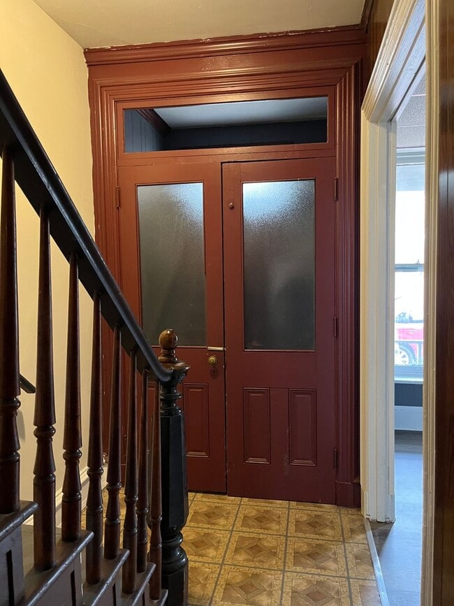 Building Photo - Large 4 Bedroom, 1 Bathroom in Columbia!