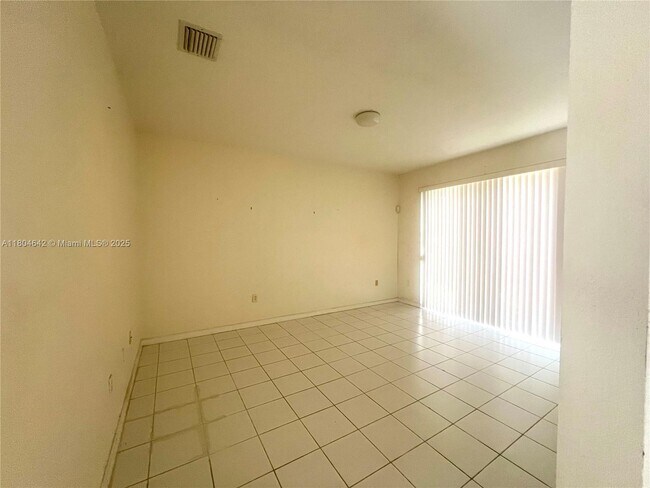 Building Photo - 1429 SE 24th Ct
