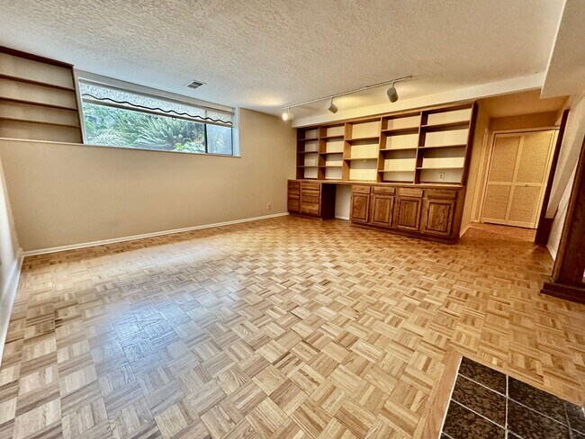 Building Photo - Large Mid-Century Home in Magnolia!