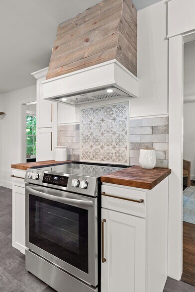 Building Photo - 7916 Valley View Dr SE