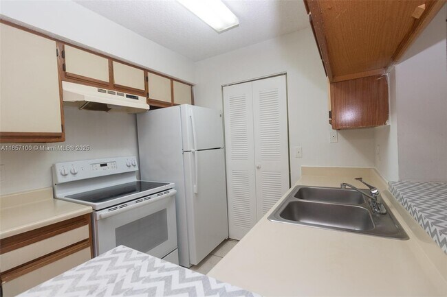 Building Photo - 1237 SW 46th Ave
