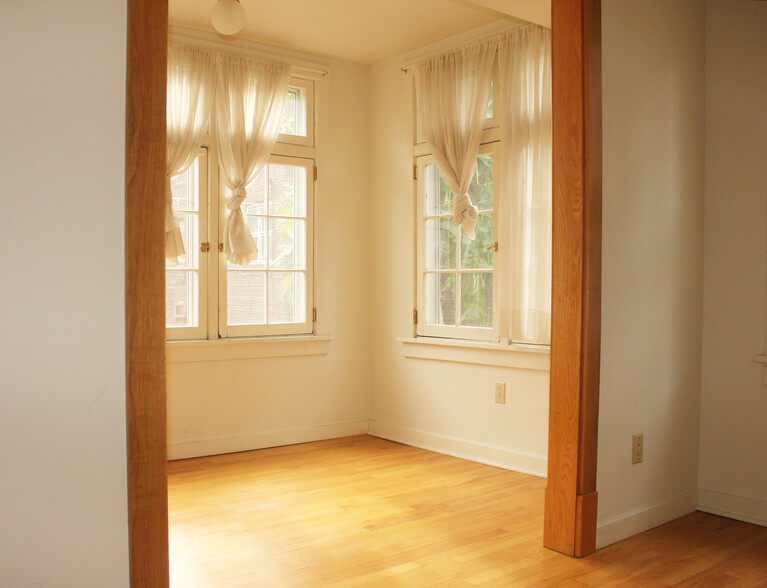 Sunroom facing Southeast - 5840 Alderson St