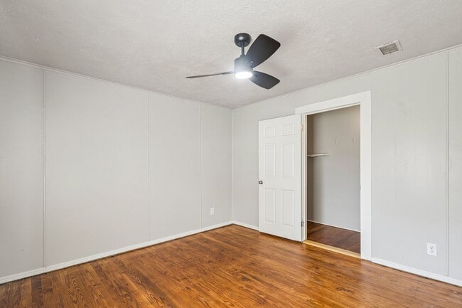 Building Photo - Beautifully renovated 2/1!