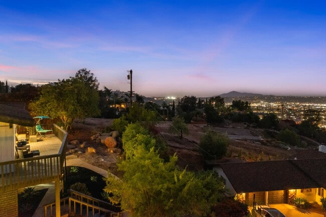 Building Photo - 5048 Bluff Pl