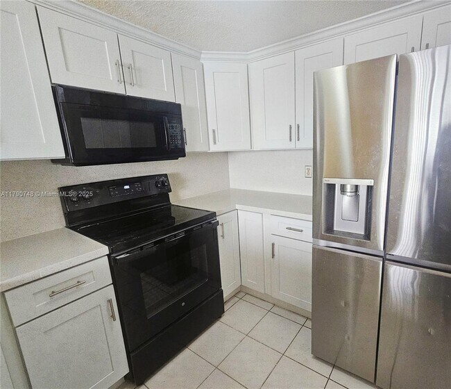 Building Photo - 950 SW 104th Ct