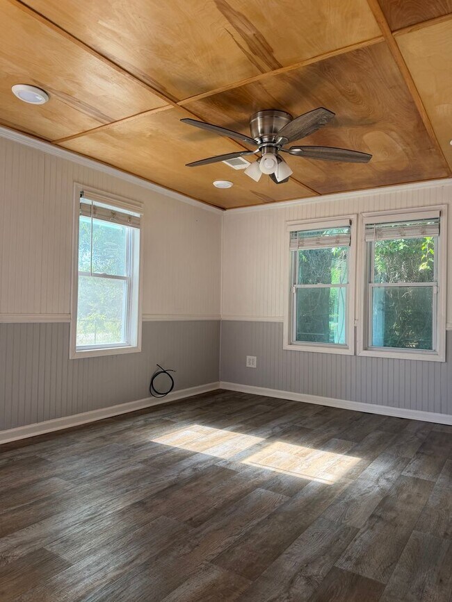 Building Photo - 159 Circle Dr