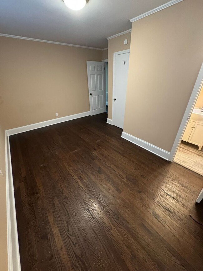Building Photo - 1042 Westover Cir