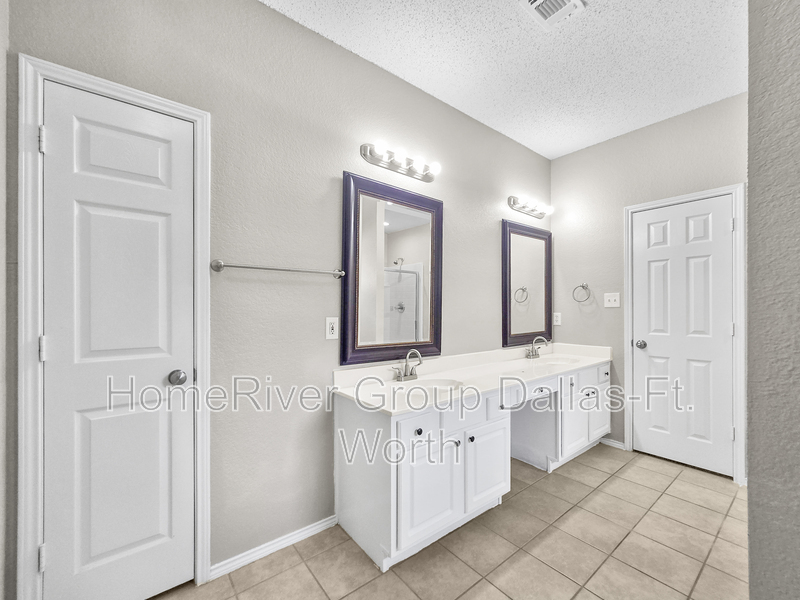 Building Photo - 2215 Green Mere Dr