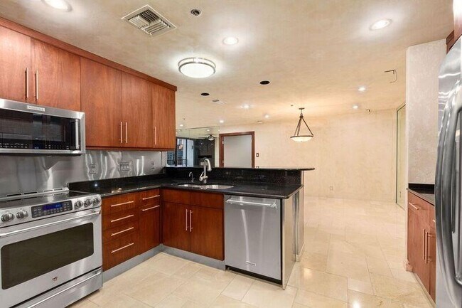 Building Photo - 40 N Interstate Hwy 35