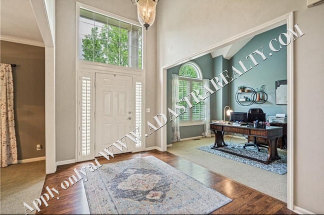 Building Photo - Beautiful 2 Story 4 Bed 5 Bath Home in Overland Park-Available in JULY!!